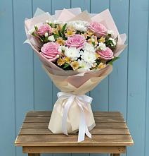 Букет цветов из:  Гвоздики, Орхидеи и Розы в Вилючинске