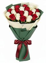 Букет Микс из красных и белых роз в Вилючинске