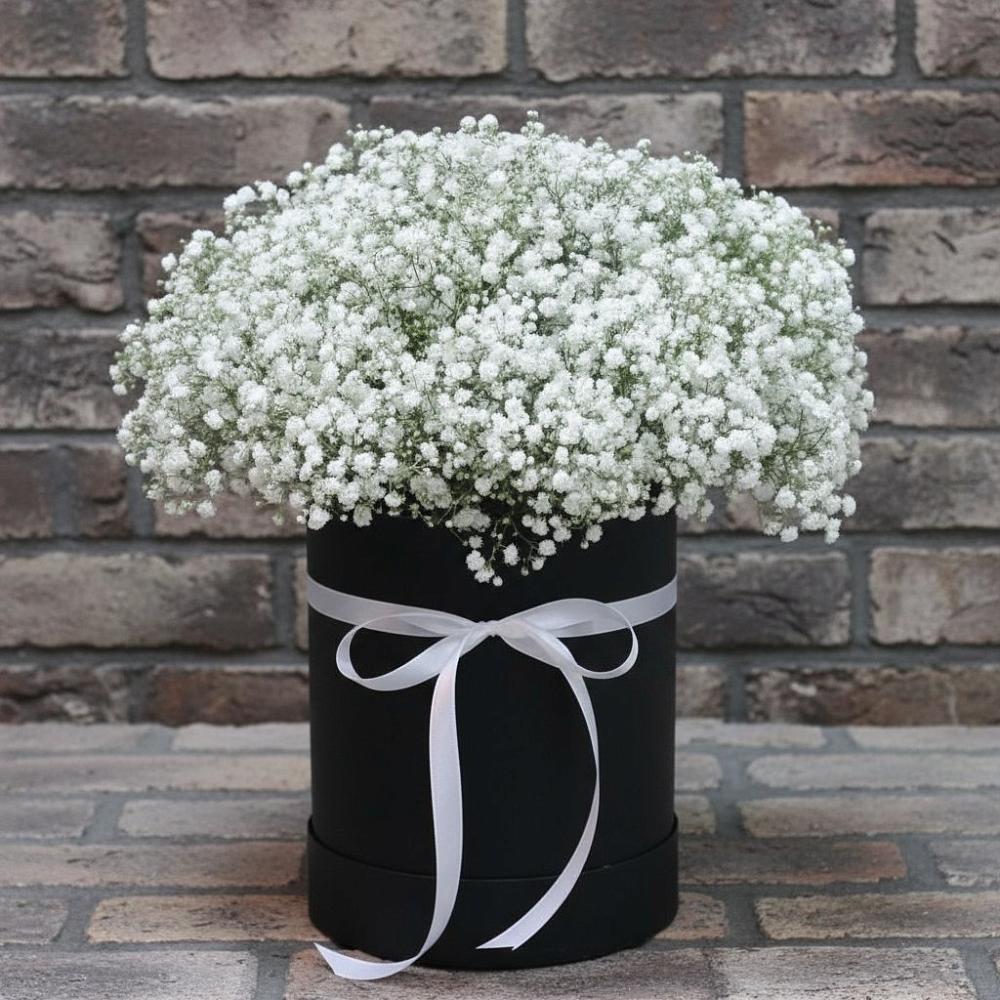 Цветочная композиция из Гипсофила в шляпной коробке в Вилючинске