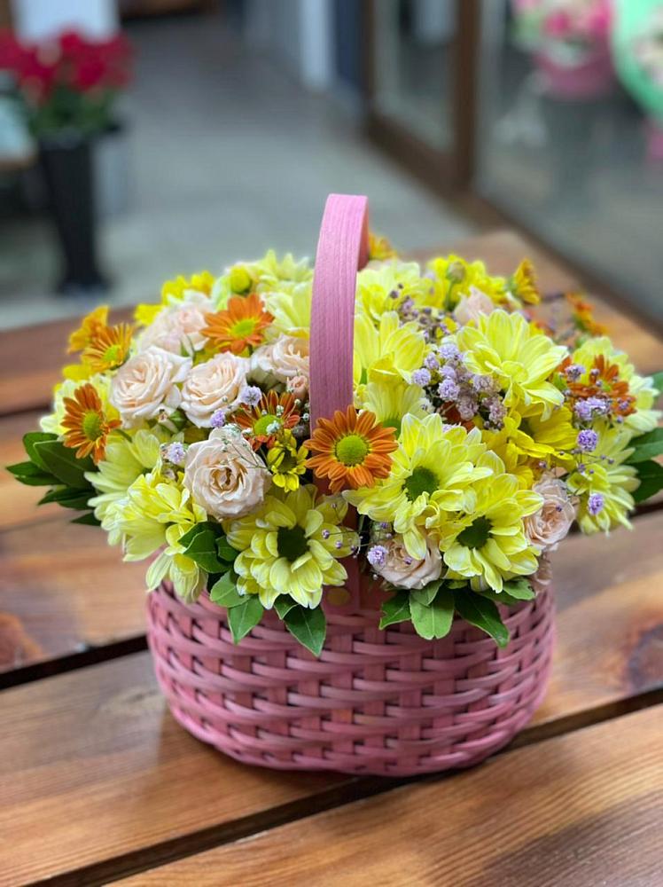 Цветочная композиция из Хризантемы и Розы в корзине в Вилючинске