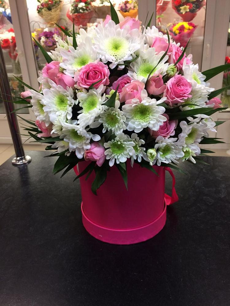 Цветочная композиция из Розы и Хризантемы в шляпной коробке в Вилючинске