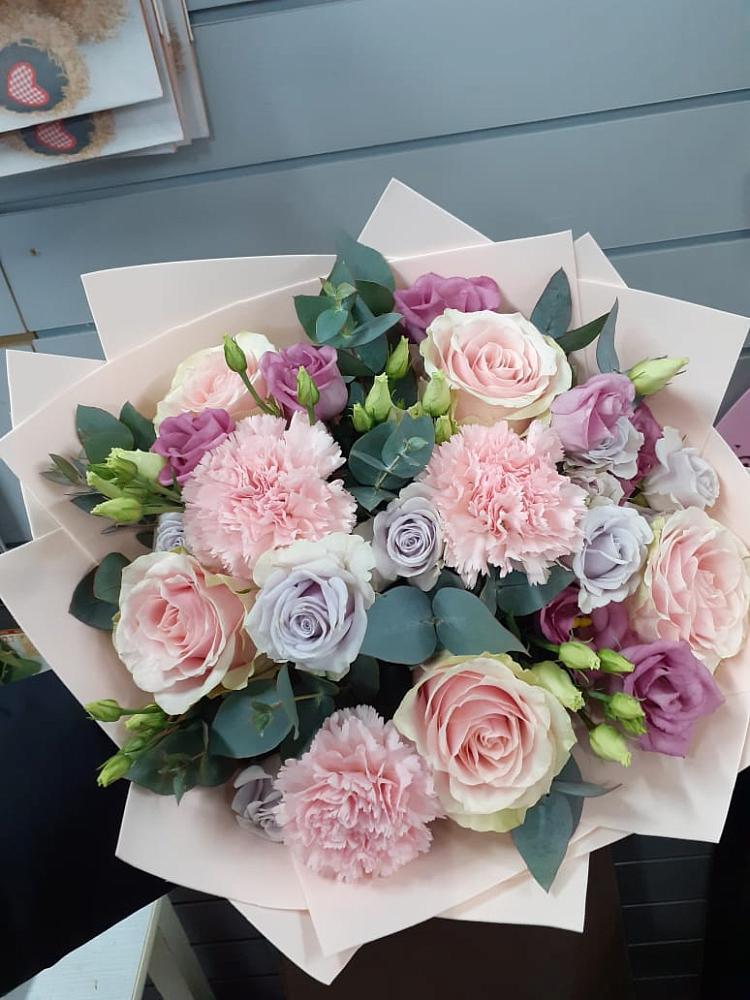 Букет цветов из: Розы, Гвоздики и Лизиантусы в Вилючинске