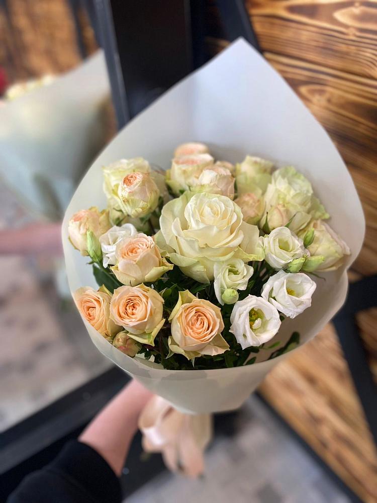 Букет цветов из: Розы и Лизиантусы в Вилючинске